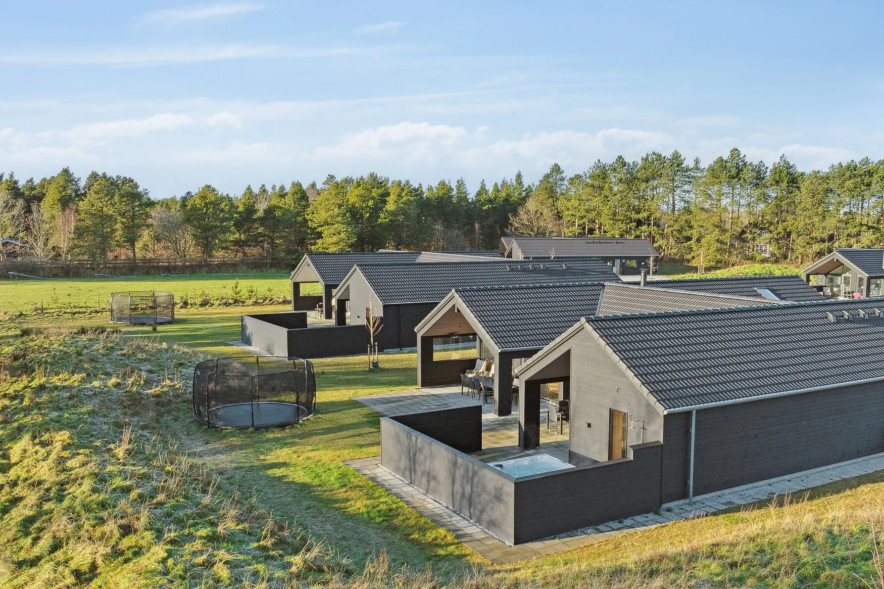 Ferienhaus auf Rømø von oben — moderne Architektur mit mehreren Gebäuden