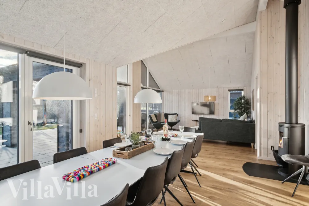 Geräumiger Essbereich und Wohnzimmer im Ferienhaus